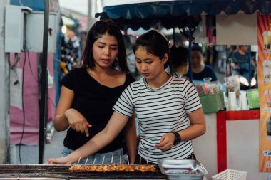 Bangkok, Tayland - 26 Nisan 2018: tanımlanamayan Şef bir Mala yemek ızgara et (Dana eti, domuz eti, tavuk veya mantar) biber sosu ve sichuan mi biber sokak gıda pazarında Satılık.