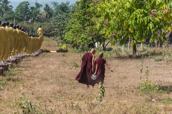 Payathonzu Myanmar Marzo 2018 Mon Joven Monje Novicio Corriendo Monasterio — Foto de Stock