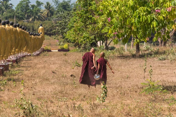 Payathonzu Myanmar Marzo 2018 Mon Joven Monje Novicio Corriendo Monasterio — Foto de Stock