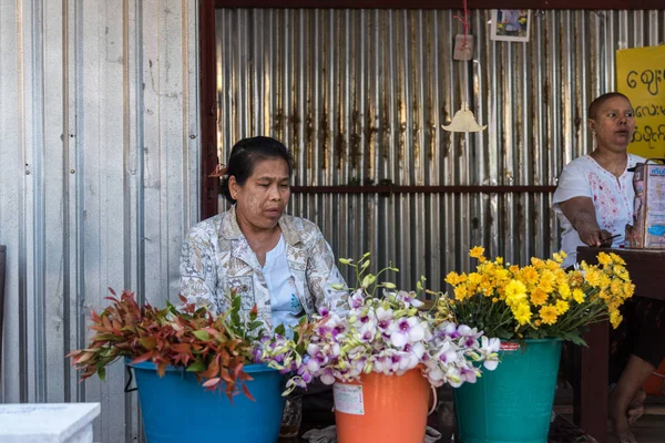 Payathonzu Barma Března 2018 Mon Žena Prodej Květin Zlatou Pagodu — Stock fotografie
