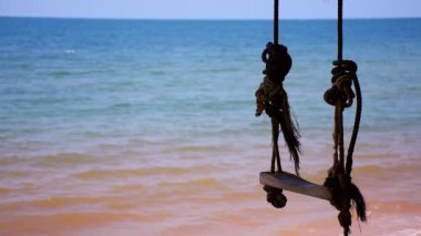 Seyahat manzara mavi gökyüzü ile bir plaj ve tropikal deniz doğa ile koyun ve açık salıncak var kullanım için relax mutlu tatil