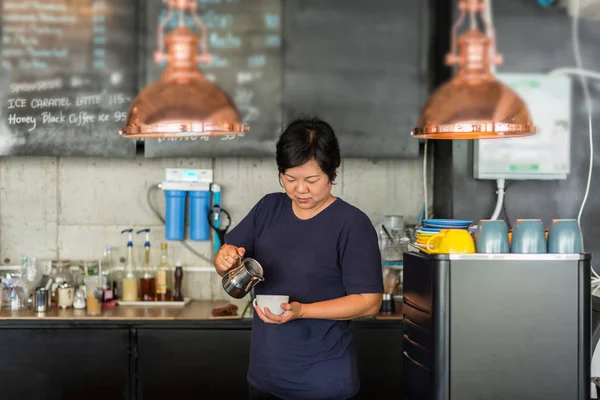 Mujer Asiática Años Trabajo Piel Blanca Como Barista Verter Espuma — Foto de Stock