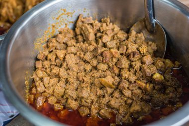 Hangle Curry, Kuzey stili asmak yatıyordu köri (Gaaeng Laeh asmak) Tay sokak gıda pazarı veya restoran Tayland Satılık