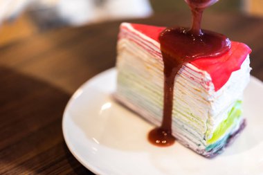 Gökkuşağı krep pasta dökme Tepesi Tay street gıda market veya tatlı restoran reçel çilek sosu ile