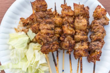 Mala biber sosu ve Çin sıcak baharatlı bitki (Sichuan biber) Tay sokak gıda pazarı veya Restoran Bangkok Tayland Satılık ile ızgara et (Dana eti, domuz eti, tavuk veya mantar) olduğunu