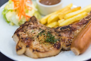 Eti biftek (sığır eti veya domuz eti biftek) ile Tay street gıda pazarında Satılık beyaz tabak patates püresi ya da Restoran Bangkok Tayland