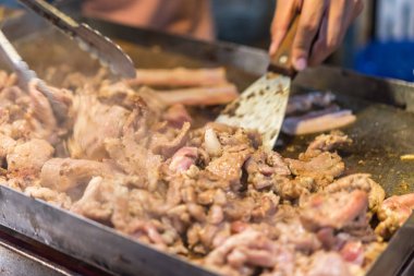 Çiğ et sığır eti ve domuz eti (Barbekü, Barbekü) wagyu Izgara Barbekü. yakiniku Izgara restoranında açık büfe yemek yiyecek ızgara