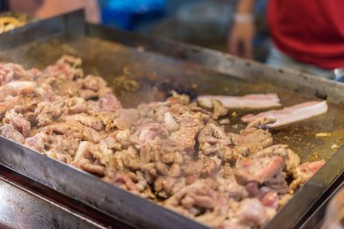 Çiğ et sığır eti ve domuz eti (Barbekü, Barbekü) wagyu Izgara Barbekü. yakiniku Izgara restoranında açık büfe yemek yiyecek ızgara