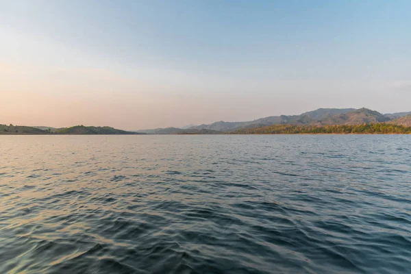 Turist Segling Songkaria River Med Lång Svans Båt Med Solljus — Stockfoto