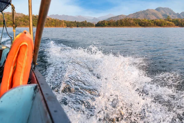 游客乘坐长尾船在 Songkaria 河上航行 傍晚时分 当度假旅行放松时 — 图库照片