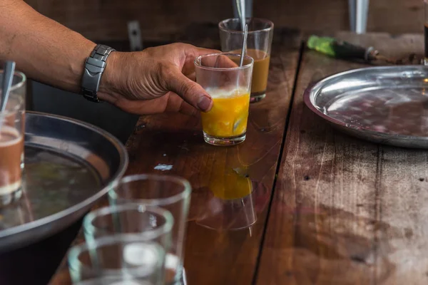 Tayland 'da Tayland sokak gıda pazarında ya da Tayland tarzı kafe' de rafadan yumurta ve klasik kahve satışı için Tayland usulü kahvaltı.