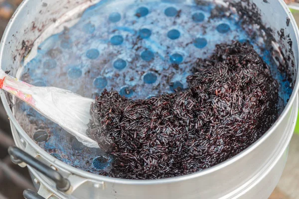 Buğulanmış mor pirinç, siyah yapışkan pirinç Tay sokak gıda pazarı veya Restoran Tayland Satılık