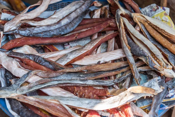 Tuzlu balık (kurutulmuş balık) Tay sokak gıda pazarı veya restoran Tayland Satılık Kuru bir besindir