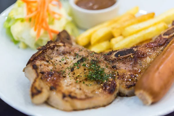 Eti biftek (sığır eti veya domuz eti biftek) ile Tay street gıda pazarında Satılık beyaz tabak patates püresi ya da Restoran Bangkok Tayland