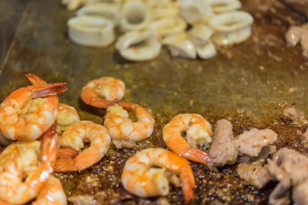 Çiğ et sığır eti ve domuz karides ve kalamar (Barbekü, Barbekü) ile wagyu Izgara Barbekü. yakiniku ızgara restoranında açık büfe yemek yiyecek ızgara