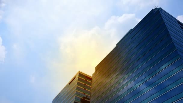 外部的玻璃办公大楼反射与蓝蓝的天空和白色的云 在一个城市商业 建筑和全球变暖的概念 — 图库视频影像