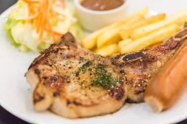 Eti biftek (sığır eti veya domuz eti biftek) ile Tay street gıda pazarında Satılık beyaz tabak patates püresi ya da Restoran Bangkok Tayland