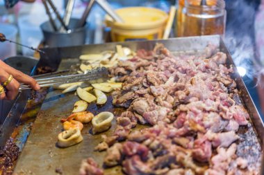 Çiğ et sığır eti ve domuz karides ve kalamar (Barbekü, Barbekü) ile wagyu Izgara Barbekü. yakiniku ızgara restoranında açık büfe yemek yiyecek ızgara
