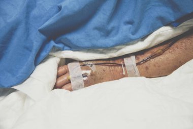 Hastanesi yoğun bakım ünitesi (yoğun bakımda.) odadaki hasta yatağı üzerinde hasta Asya yaşlı kadınlarla 80s tuzlu Intravenous C-line veya yaşlı bir hasta üzerinde A-line, el.