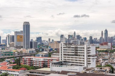 Bangkok, Tayland - 1 Haziran 2016: Cityscape ve binadan şehrin gündüz gökdelen Bangkok. Başkenti ve en kalabalık şehir Tayland Bangkok olduğunu.