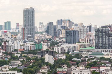 Bangkok, Tayland - 16 Mayıs 2017: Cityscape ve binadan şehrin gündüz gökdelen Bangkok. Başkenti ve en kalabalık şehir Tayland Bangkok olduğunu.