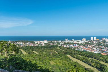 Prachuap Khiri Khan, Tayland - 17 Haziran 2017: Cityscape görünümü Hua Hin dağ. Hua Hin Tayland güzel plaj, deniz, otel ve resort, Prachuap Khiri Khan Seyahat için favori bir şehirdir.