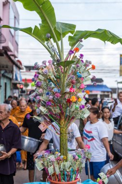 Chanthaburi, Tayland - 9 Temmuz 2017: Tanımlanamayan Tay Budizm insanlar Budist dua töreni yapmak için Kathin ve ölü sezon elbiseler, sunan ve diğer rahipler (Wat Tay Tay tapınağında gerekir)