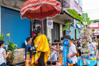 Chanthaburi, Tayland - 9 Temmuz 2017: Tanımlanamayan Tay Budizm insanlar Budist dua töreni yapmak için Kathin ve ölü sezon elbiseler, sunan ve diğer rahipler (Wat Tay Tay tapınağında gerekir)