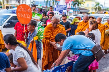 Chanthaburi, Tayland - 9 Temmuz 2017: Tanımlanamayan Tay Budizm insanlar Budist dua töreni yapmak için Kathin ve ölü sezon elbiseler, sunan ve diğer rahipler (Wat Tay Tay tapınağında gerekir)