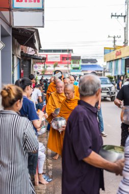 Chanthaburi, Tayland - 9 Temmuz 2017: Tanımlanamayan Tay Budizm insanlar Budist dua töreni yapmak için Kathin ve ölü sezon elbiseler, sunan ve diğer rahipler (Wat Tay Tay tapınağında gerekir)