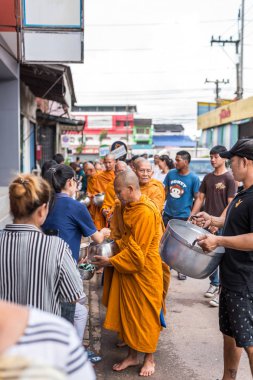 Chanthaburi, Tayland - 9 Temmuz 2017: Tanımlanamayan Tay Budizm insanlar Budist dua töreni yapmak için Kathin ve ölü sezon elbiseler, sunan ve diğer rahipler (Wat Tay Tay tapınağında gerekir)