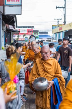 Chanthaburi, Tayland - 9 Temmuz 2017: Tanımlanamayan Tay Budizm insanlar Budist dua töreni yapmak için Kathin ve ölü sezon elbiseler, sunan ve diğer rahipler (Wat Tay Tay tapınağında gerekir)