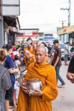Chanthaburi, Tayland - 9 Temmuz 2017: Tanımlanamayan Tay Budizm insanlar Budist dua töreni yapmak için Kathin ve ölü sezon elbiseler, sunan ve diğer rahipler (Wat Tay Tay tapınağında gerekir)