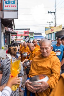 Chanthaburi, Tayland - 9 Temmuz 2017: Tanımlanamayan Tay Budizm insanlar Budist dua töreni yapmak için Kathin ve ölü sezon elbiseler, sunan ve diğer rahipler (Wat Tay Tay tapınağında gerekir)