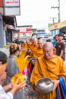 Chanthaburi, Tayland - 9 Temmuz 2017: Tanımlanamayan Tay Budizm insanlar Budist dua töreni yapmak için Kathin ve ölü sezon elbiseler, sunan ve diğer rahipler (Wat Tay Tay tapınağında gerekir)