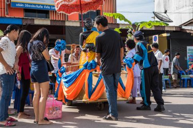 Chanthaburi, Tayland - 9 Temmuz 2017: Tanımlanamayan Tay Budizm insanlar Budist dua töreni yapmak için Kathin ve ölü sezon elbiseler, sunan ve diğer rahipler (Wat Tay Tay tapınağında gerekir)