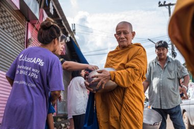 Chanthaburi, Tayland - 9 Temmuz 2017: Tanımlanamayan Tay Budizm insanlar Budist dua töreni yapmak için Kathin ve ölü sezon elbiseler, sunan ve diğer rahipler (Wat Tay Tay tapınağında gerekir)