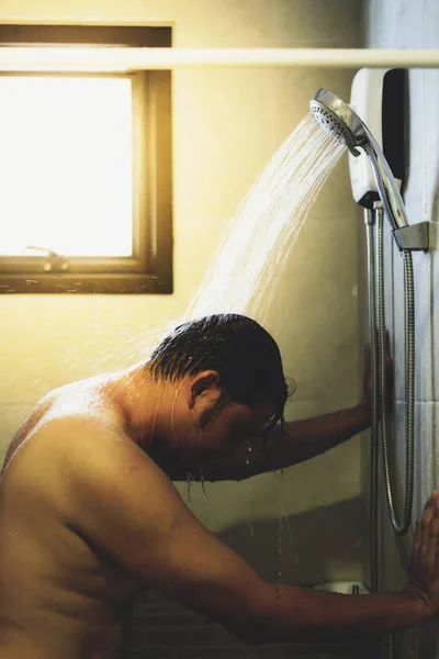 Asiático Hombre Años Duchándose Baño Para Limpiar Cuerpo Relajarse Por — Foto de Stock