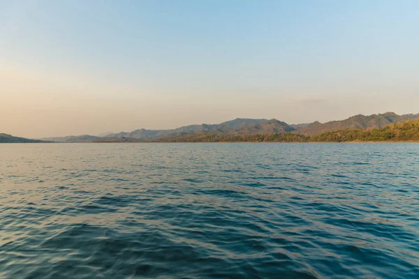 Turist Segling Songkaria River Med Lång Svans Båt Med Solljus — Stockfoto