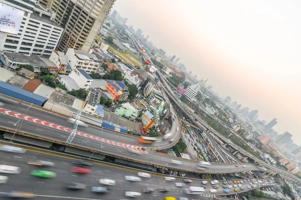 バンコク タイ王国 2016 都市景観と昼間の高速道路と交通をバンコクの高層ビルから輸送 バンコクは 資本とタイの最も人口の多い都市 — ストック写真
