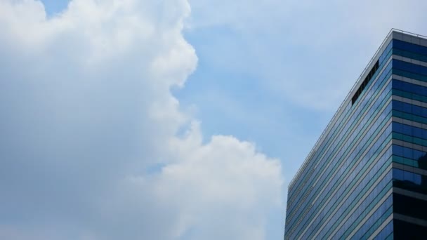 Extérieur Immeuble Bureaux Verre Reflet Avec Ciel Bleu Nuage Blanc — Video