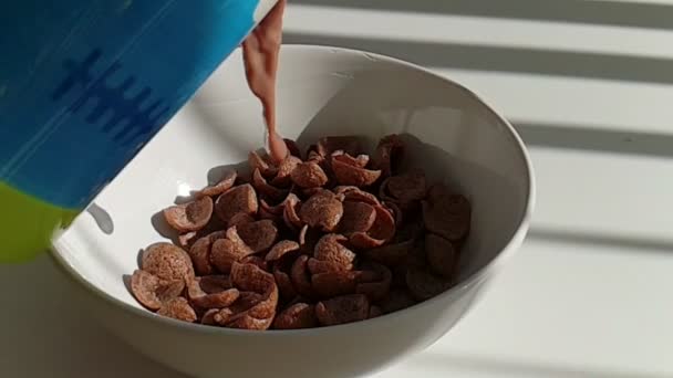Slow Motion Van Cacao Melk Giet Een Chocolade Cornflakes Kom — Stockvideo