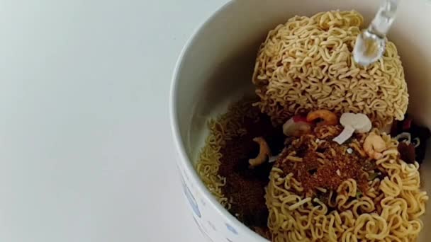 Slow Motion Pour Warm Water Een Instant Noodle Witte Kom — Stockvideo