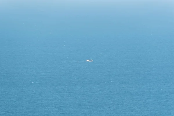 Fiskebåt Ute Fiske Blå Havet Eller Ocean För Fiskeindustrin Fiskare — Stockfoto