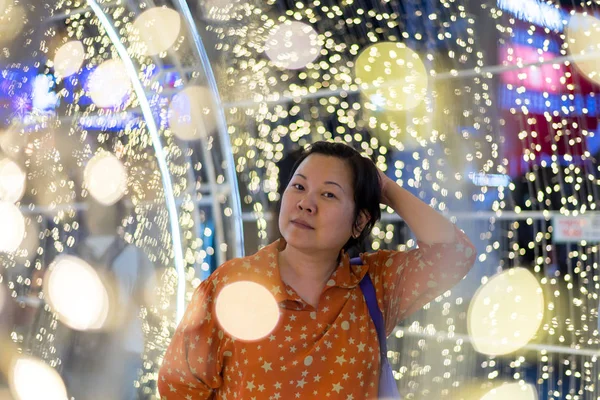亚洲女人40S 丰满的身体时尚愉快的夜晚与散景的光装饰为新年庆祝愉快 — 图库照片