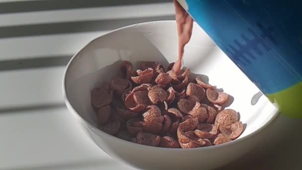 将可可奶倒入碗中巧克力玉米片的慢动作是早餐的健康傻瓜 — 图库视频影像