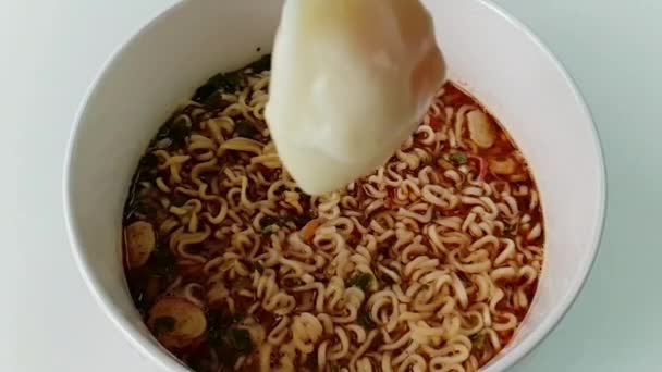 Cámara Lenta Poner Huevo Fideo Instantáneo Tazón Blanco Comida Rápida — Vídeo de stock