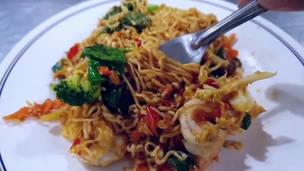 Slow Motion Voor Instant Noodle Mama Dronken Gebakken Garnalen Koop — Stockvideo