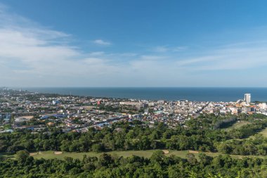 Prachuap Khiri Khan, Tayland - 17 Haziran 2017: Cityscape görünümü Hua Hin dağ. Hua Hin Tayland güzel plaj, deniz, otel ve resort, Prachuap Khiri Khan Seyahat için favori bir şehirdir.