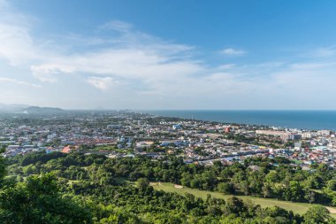 Prachuap Khiri Khan, Tayland - 17 Haziran 2017: Cityscape görünümü Hua Hin dağ. Hua Hin Tayland güzel plaj, deniz, otel ve resort, Prachuap Khiri Khan Seyahat için favori bir şehirdir.